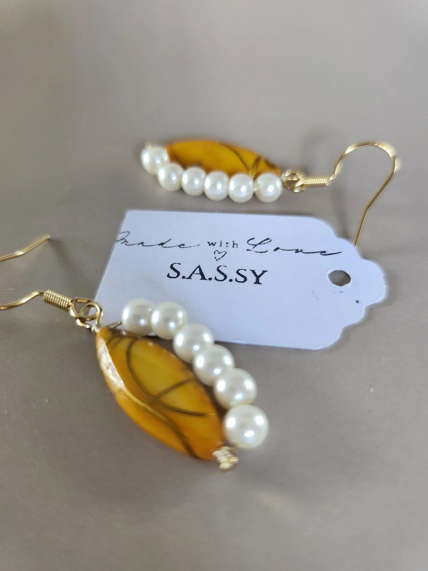 Pearl and leaf-shaped yellow shell bead earrings 
