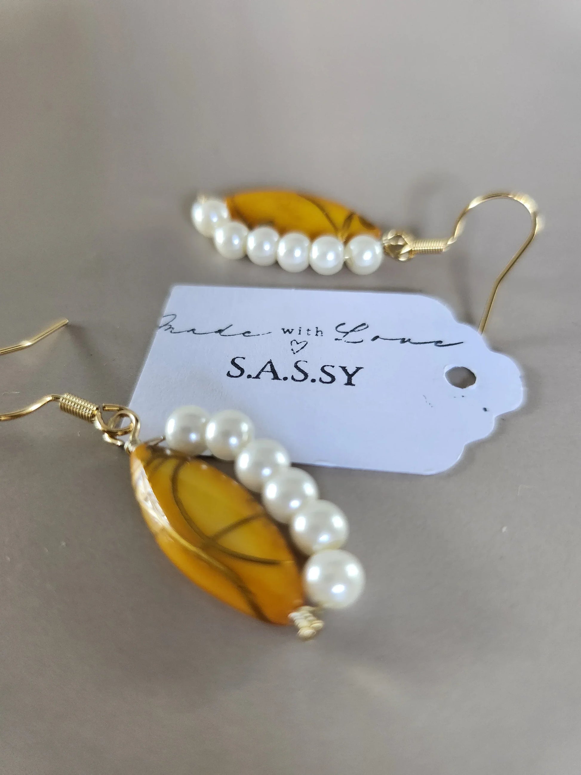 Pearl and leaf-shaped yellow shell bead earrings 